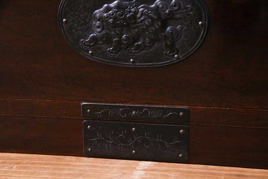 中古　伝統家具　仙台箪笥　唐獅子　豪華な金具が迫力のある片開き小箪笥(引き出し)