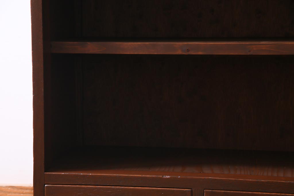 レトロ家具　昭和初期　赤みがかった木の色合いがレトロな引き出し付き本棚(収納棚、ブックシェルフ)