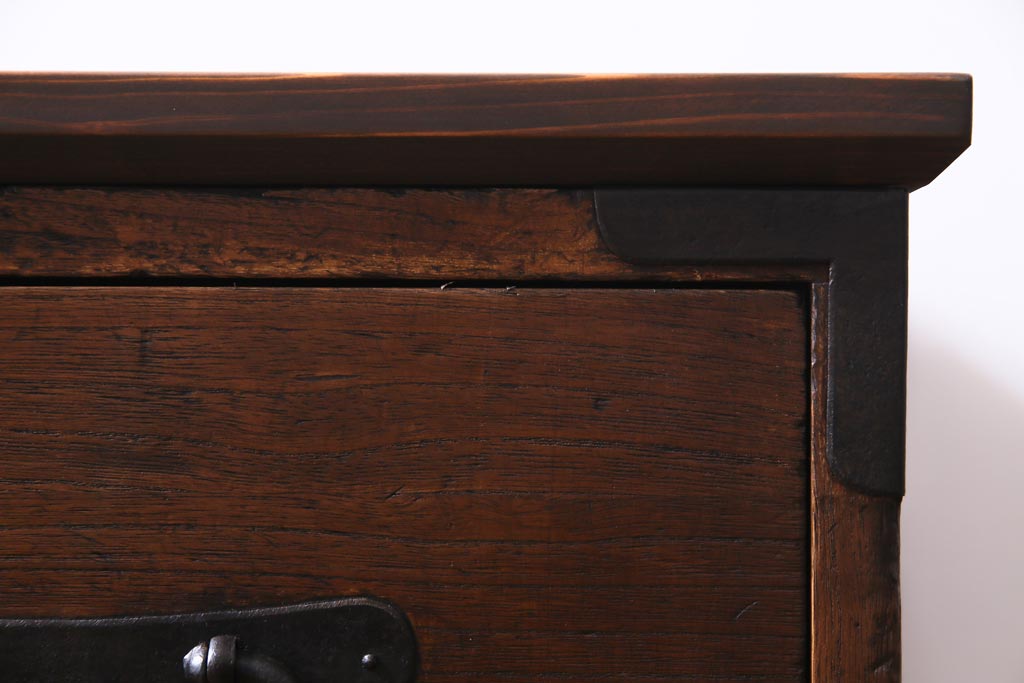アンティーク家具　古民具　鉄脚付きの時代箪笥ローチェスト(ローボード、衣装箪笥、テレビ台)