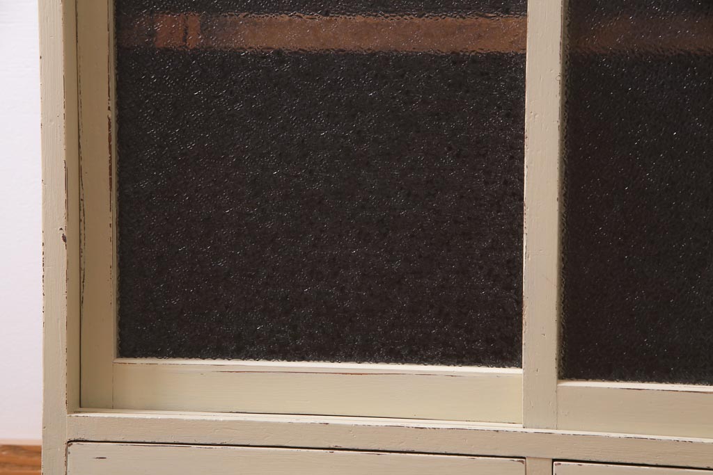 ペイント家具　モールガラス・ダイヤガラス　柔らかなカラーのレトロな戸棚(収納棚、キャビネット)