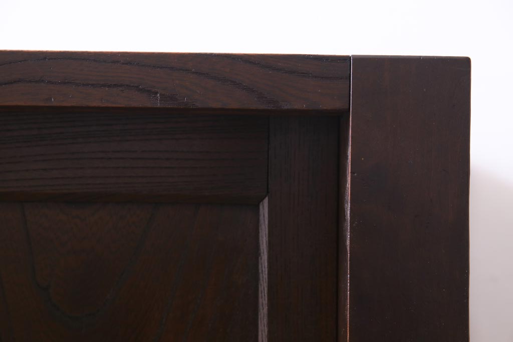 アンティーク家具　和製アンティーク　ケヤキ材　重厚な佇まいが貫録のある時代箪笥(収納棚)