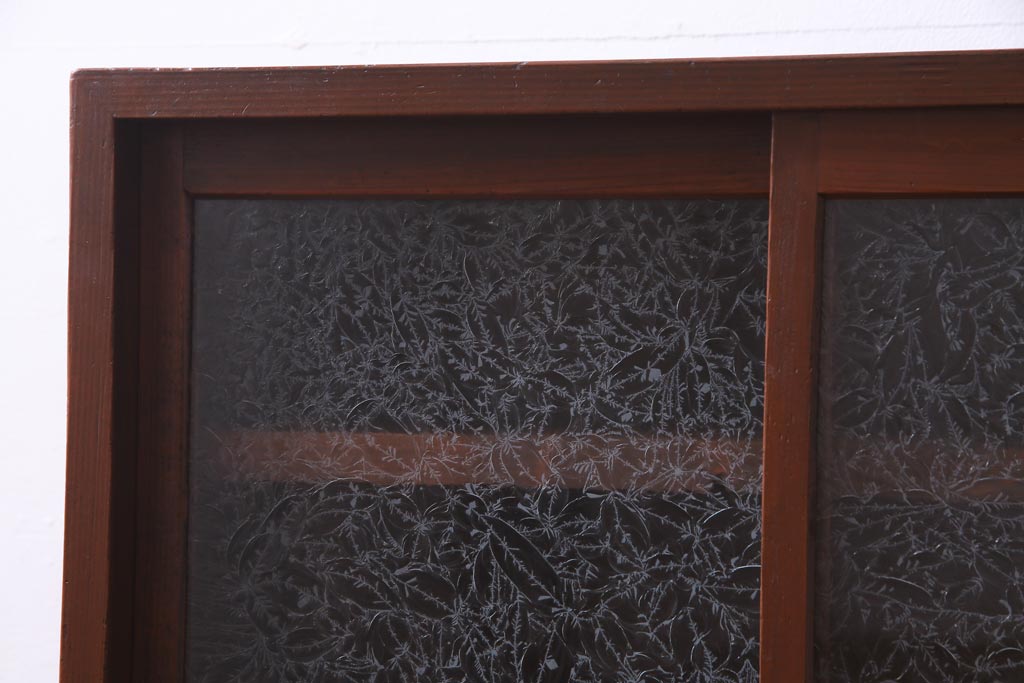 レトロ家具　和製アンティーク　昭和初期　小振り　結霜ガラス　上品さが感じられるレトロな収納棚(戸棚、食器棚)