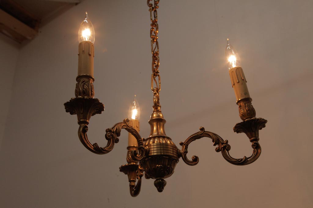 フランスビンテージ 真鍮の細かな装飾が目を引くシャンデリア(3灯