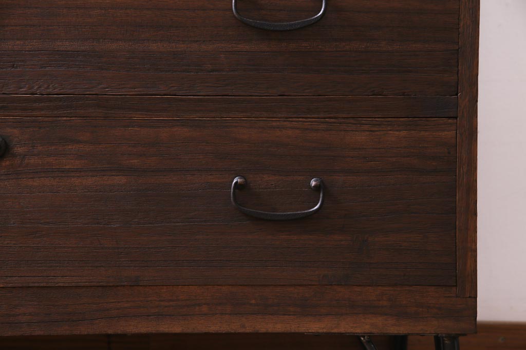 アンティーク家具　昭和初期　前面桐材　鉄脚付リメイク　すっきりとした取っ手の箪笥リビングボード・3段(チェスト、和タンス、桐箪笥、桐たんす)