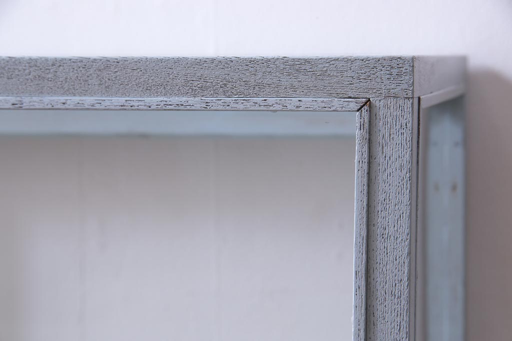 ペイント家具　人気の台形型　淡色がおしゃれな脚付ガラスケース(ショーケース、陳列棚)