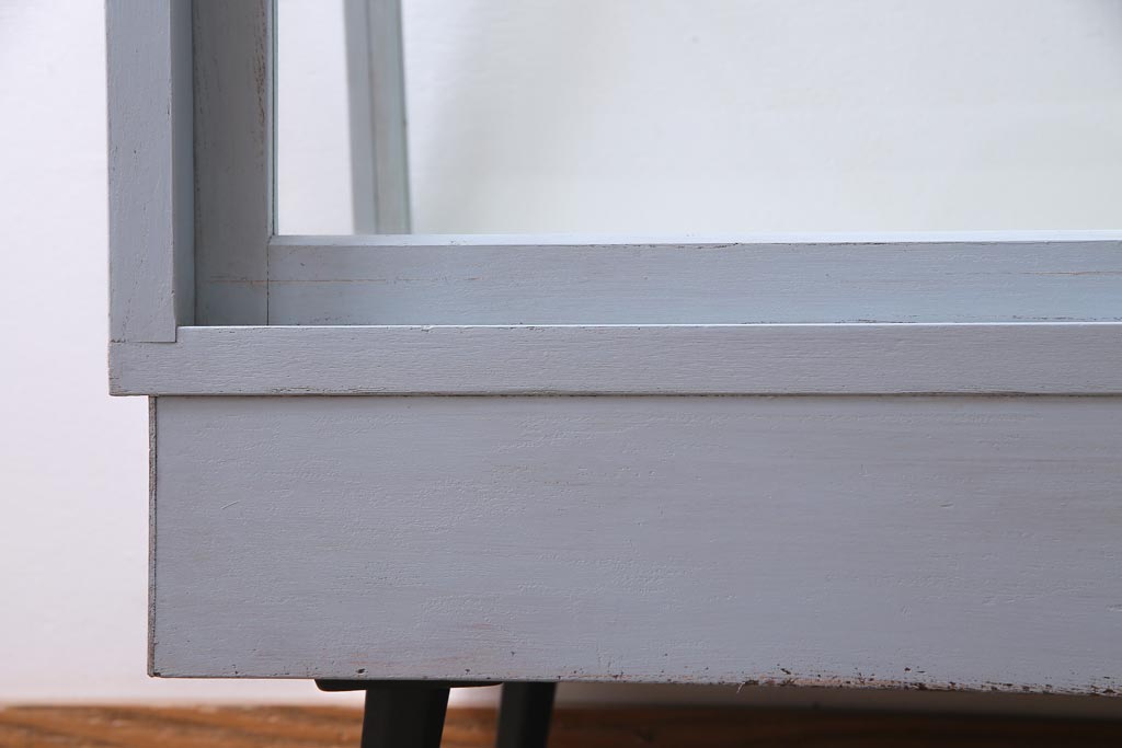 ペイント家具　人気の台形型　淡色がおしゃれな脚付ガラスケース(ショーケース、陳列棚)