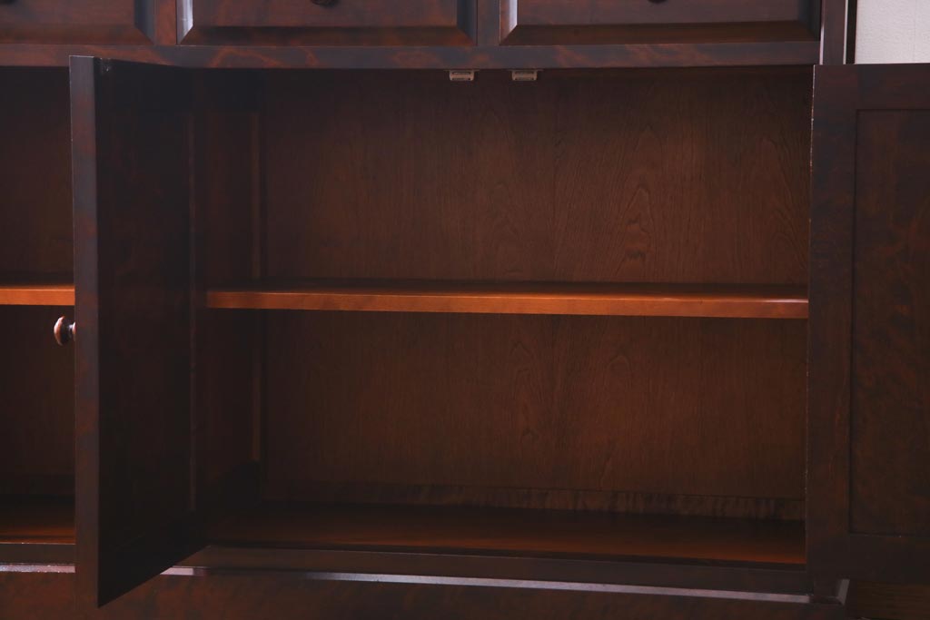 中古　北海道民芸家具　天板樺無垢材　使いやすいサイズへと生まれ変わったシックなリメイクサイドボード(食器棚、収納棚)(2)