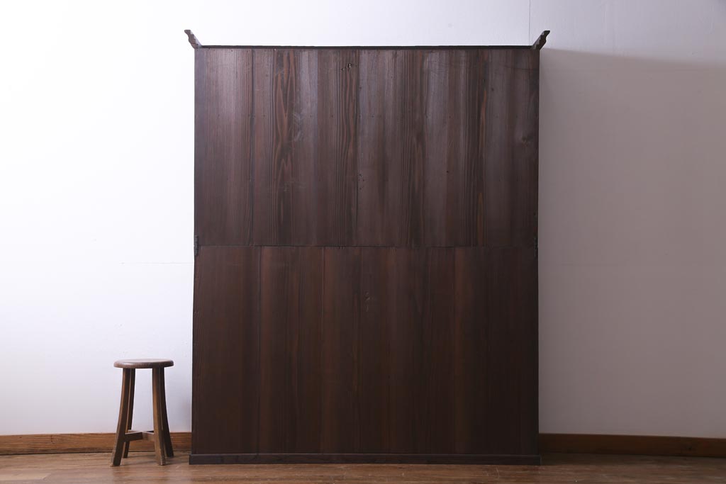 アンティーク家具　和製アンティーク　三方栗材　渋い色合いの大振りな薄型重ね戸棚(収納棚、食器棚)