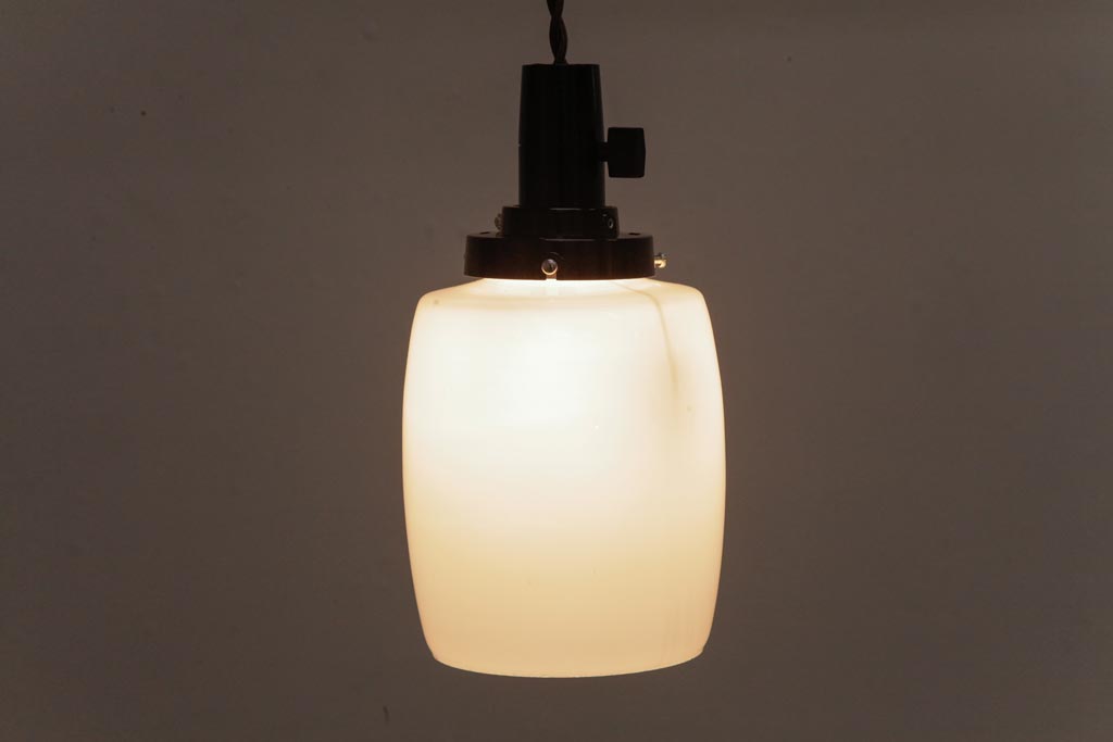 昭和レトロ　シンプルで馴染みやすい筒型の吊り下げ照明(天井照明)