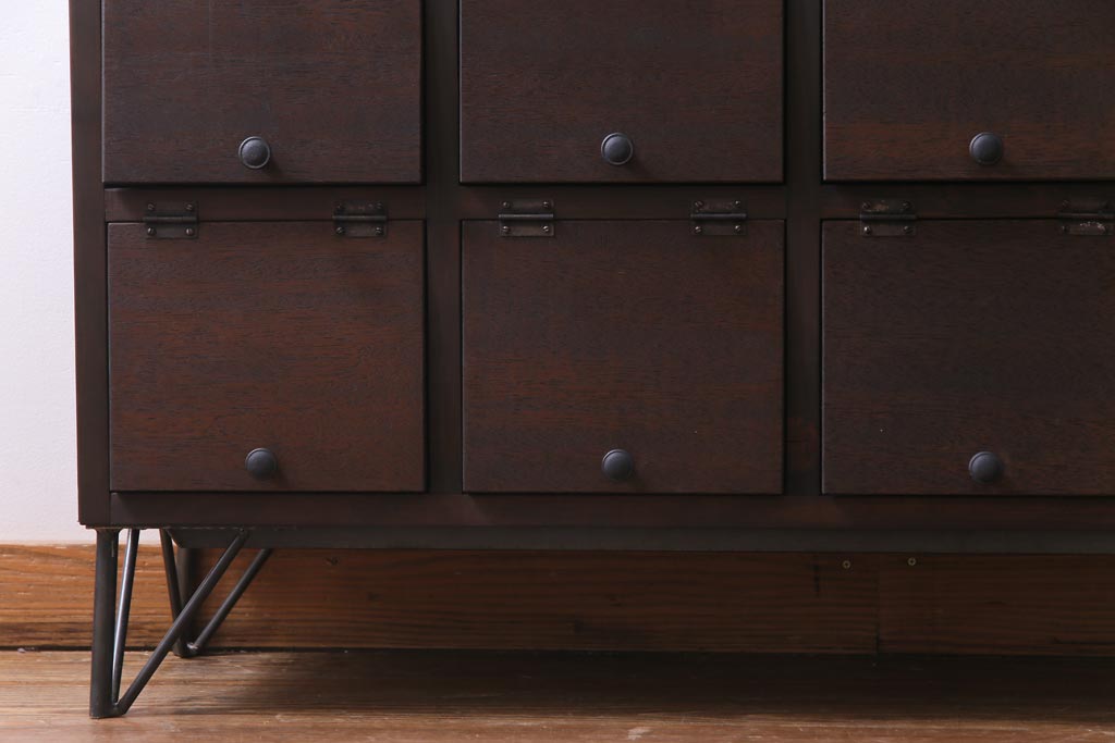 ラフジュ工房オリジナル　鉄脚付き　メンズライクのお部屋に似合うパタパタ扉のマス目棚(収納棚、下駄箱)