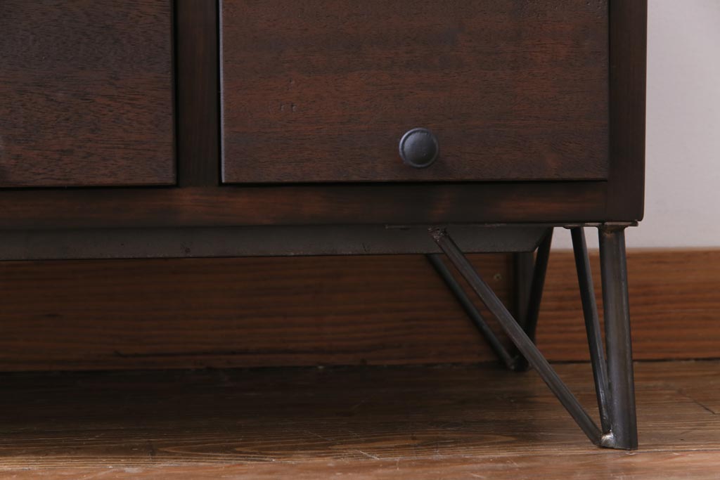 ラフジュ工房オリジナル　鉄脚付き　メンズライクのお部屋に似合うパタパタ扉のマス目棚(収納棚、下駄箱)