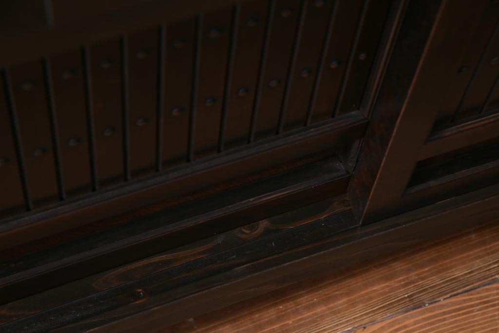 ラフジュ工房オリジナル　古建具リメイク　鎧戸を活かした立派な佇まいのリビングボード(戸棚、収納棚)