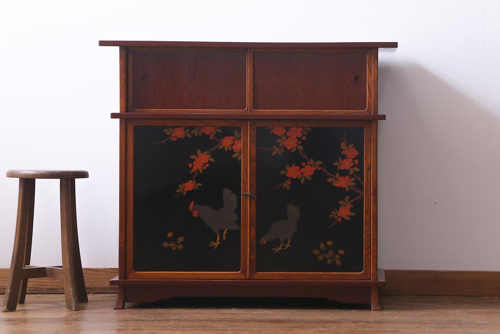中古　工芸家具　漆塗り　杉・桑材　花鳥図　鶏蒔絵が目を引くモダンな茶箪笥(戸棚、収納棚)(定価約45万円)