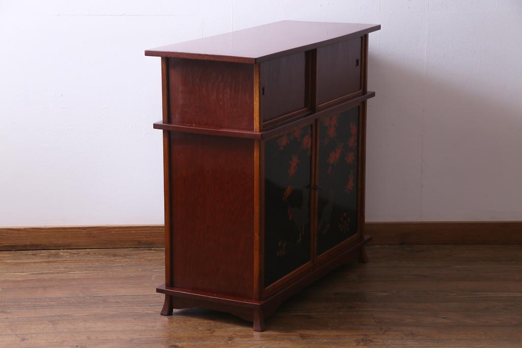 中古　工芸家具　漆塗り　杉・桑材　花鳥図　鶏蒔絵が目を引くモダンな茶箪笥(戸棚、収納棚)(定価約45万円)