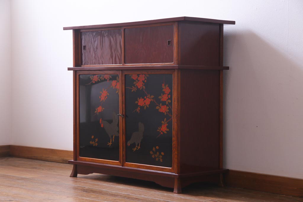 中古　工芸家具　漆塗り　杉・桑材　花鳥図　鶏蒔絵が目を引くモダンな茶箪笥(戸棚、収納棚)(定価約45万円)