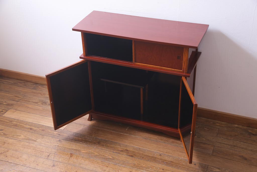 中古　工芸家具　漆塗り　杉・桑材　花鳥図　鶏蒔絵が目を引くモダンな茶箪笥(戸棚、収納棚)(定価約45万円)