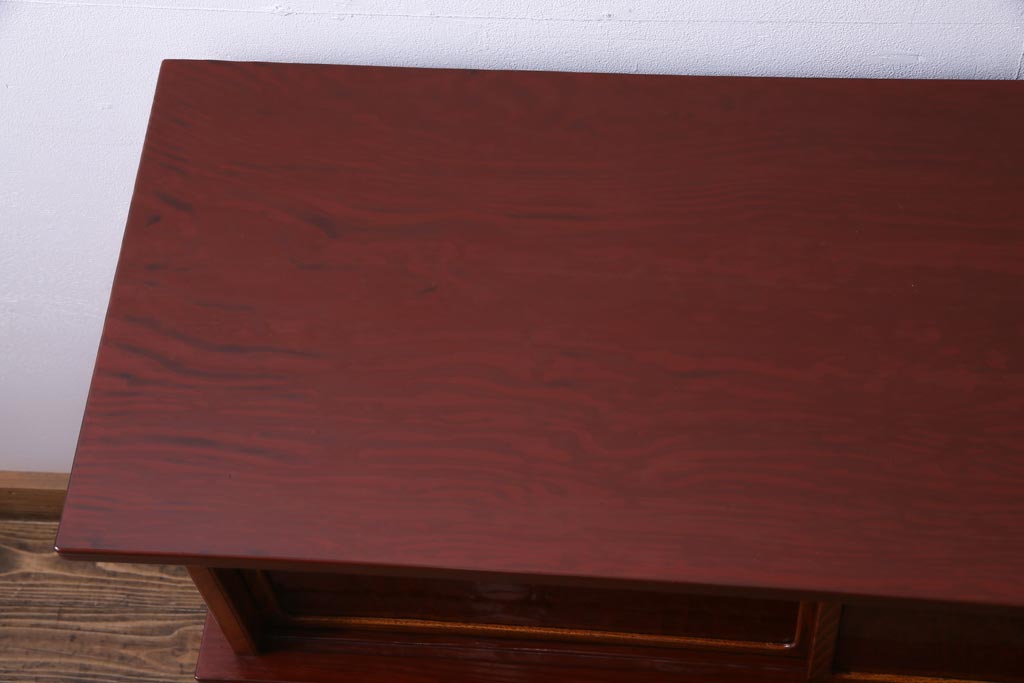 中古　工芸家具　漆塗り　杉・桑材　花鳥図　鶏蒔絵が目を引くモダンな茶箪笥(戸棚、収納棚)(定価約45万円)