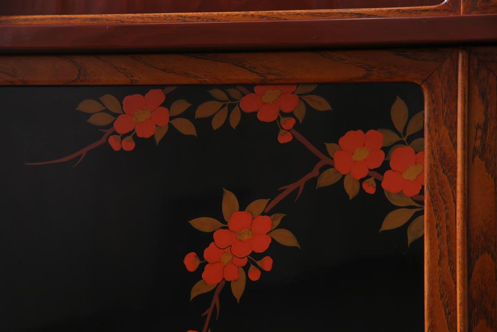 中古　工芸家具　漆塗り　杉・桑材　花鳥図　鶏蒔絵が目を引くモダンな茶箪笥(戸棚、収納棚)(定価約45万円)