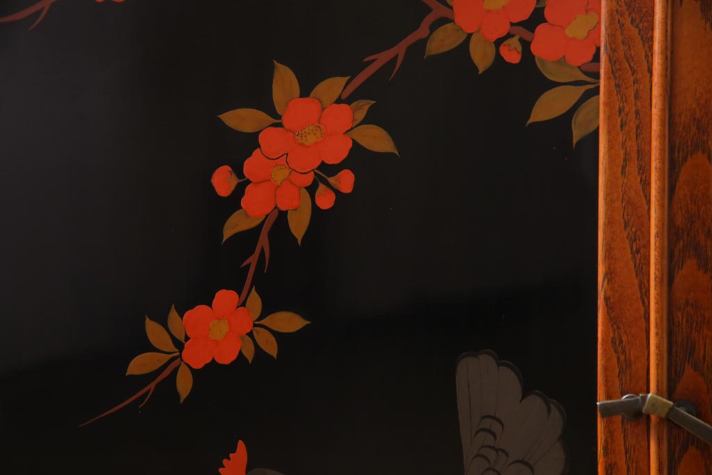 中古　工芸家具　漆塗り　杉・桑材　花鳥図　鶏蒔絵が目を引くモダンな茶箪笥(戸棚、収納棚)(定価約45万円)