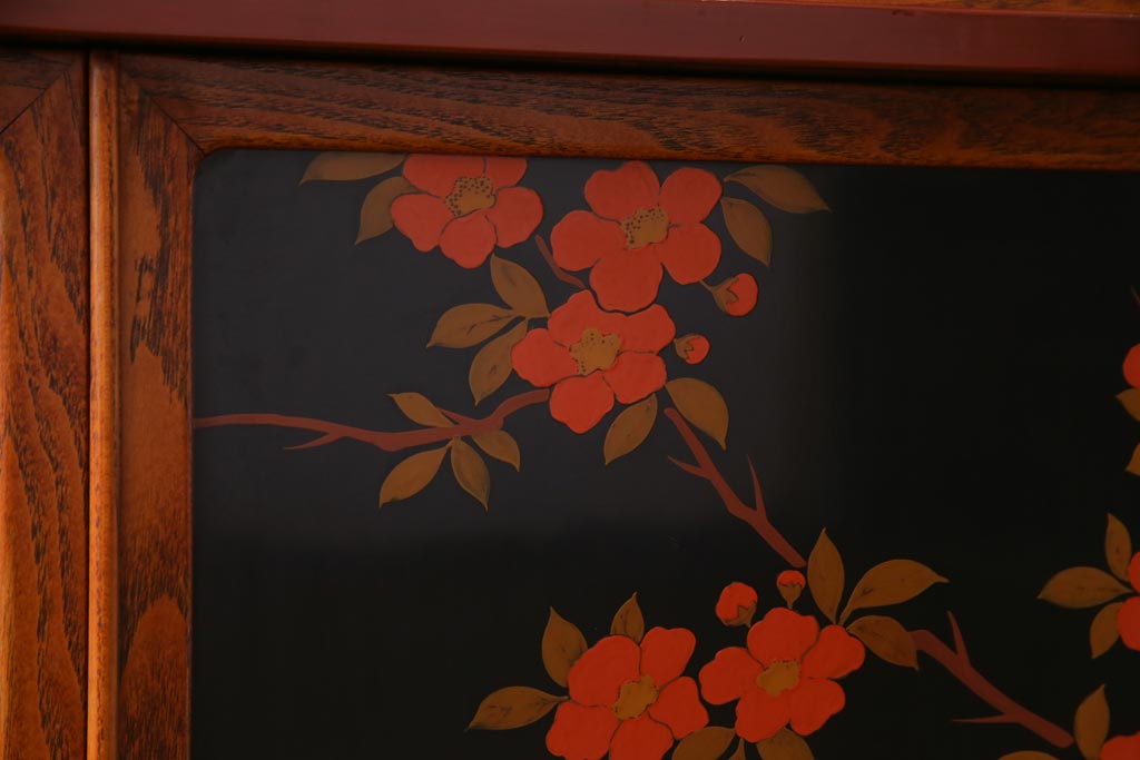 中古　工芸家具　漆塗り　杉・桑材　花鳥図　鶏蒔絵が目を引くモダンな茶箪笥(戸棚、収納棚)(定価約45万円)
