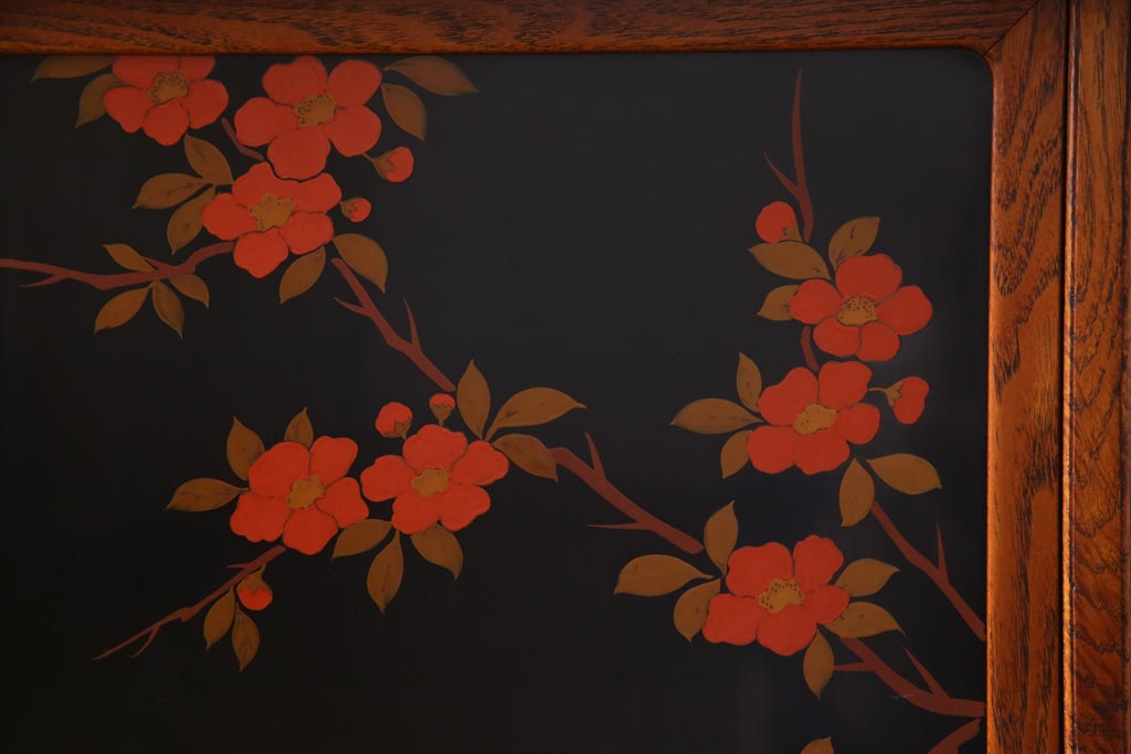 中古　工芸家具　漆塗り　杉・桑材　花鳥図　鶏蒔絵が目を引くモダンな茶箪笥(戸棚、収納棚)(定価約45万円)
