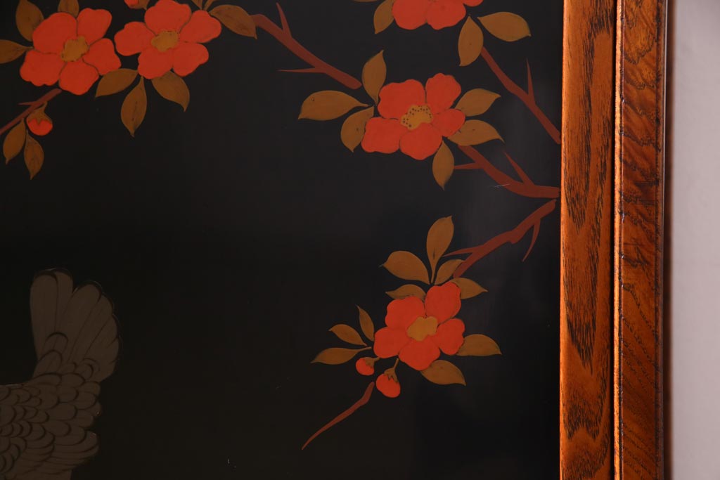 中古　工芸家具　漆塗り　杉・桑材　花鳥図　鶏蒔絵が目を引くモダンな茶箪笥(戸棚、収納棚)(定価約45万円)
