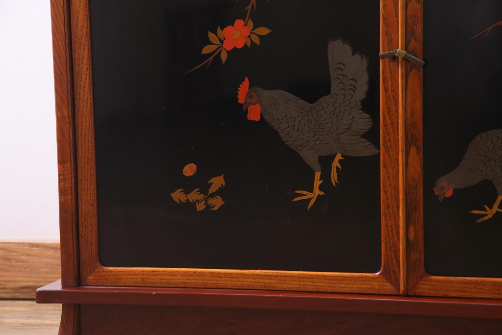 中古　工芸家具　漆塗り　杉・桑材　花鳥図　鶏蒔絵が目を引くモダンな茶箪笥(戸棚、収納棚)(定価約45万円)