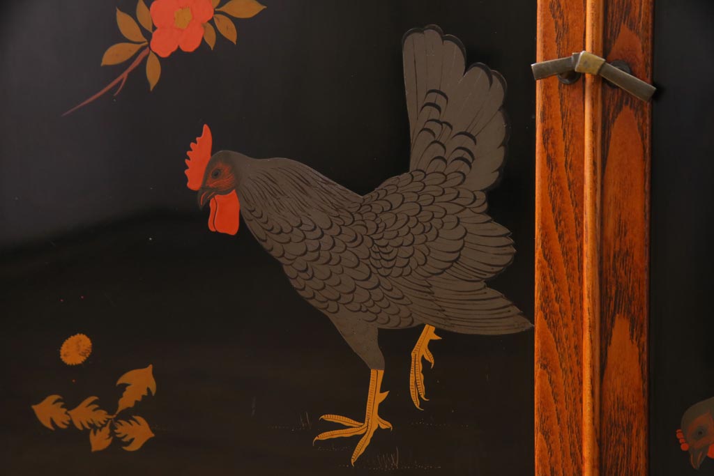 中古　工芸家具　漆塗り　杉・桑材　花鳥図　鶏蒔絵が目を引くモダンな茶箪笥(戸棚、収納棚)(定価約45万円)