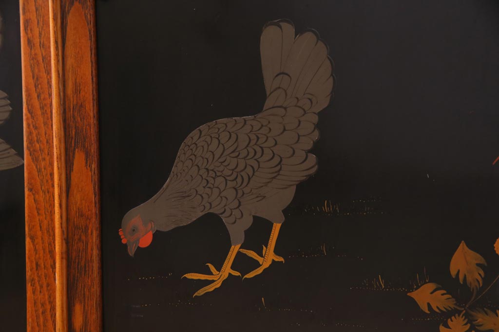 中古　工芸家具　漆塗り　杉・桑材　花鳥図　鶏蒔絵が目を引くモダンな茶箪笥(戸棚、収納棚)(定価約45万円)