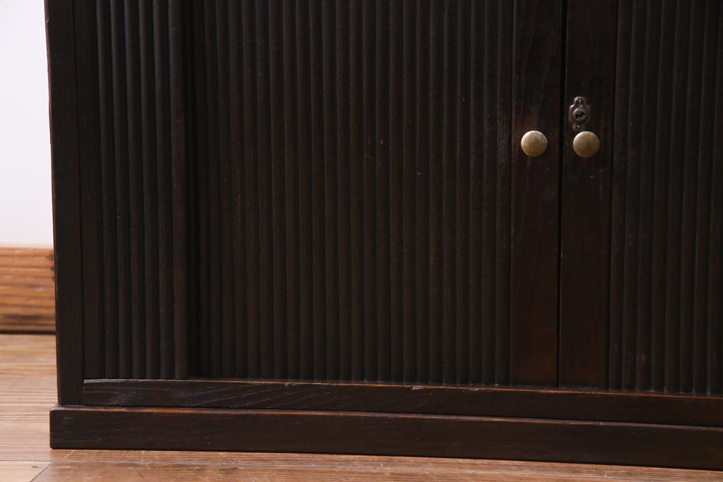 アンティーク家具　和製アンティーク　栗材　上手物　シックな佇まいが魅力的なシャッター扉の収納棚(蛇腹、ローボード、書類ケース)