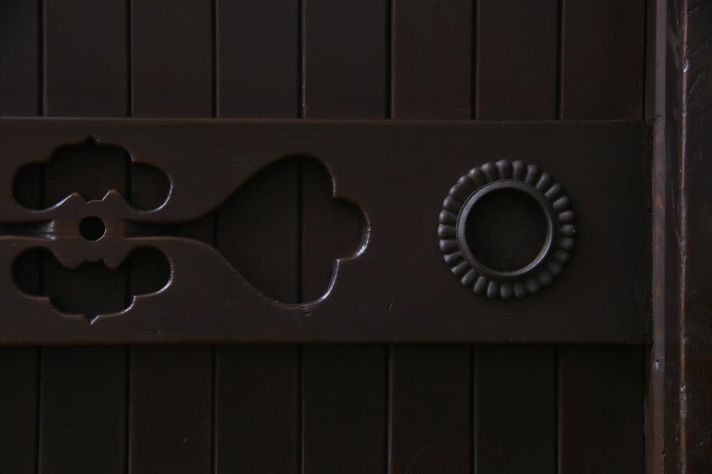 ラフジュ工房オリジナル　古建具リメイク　品のある透かし彫りの引き戸が小粋な脚付き収納棚(テレビボード、戸棚)
