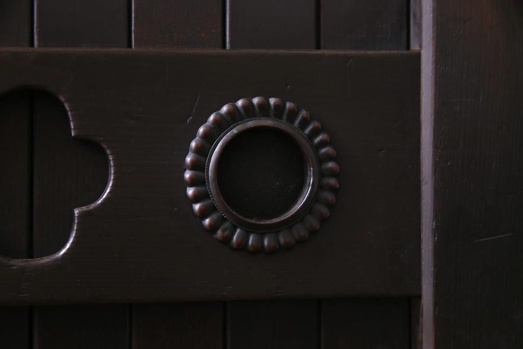 ラフジュ工房オリジナル　古建具リメイク　品のある透かし彫りの引き戸が小粋な脚付き収納棚(テレビボード、戸棚)