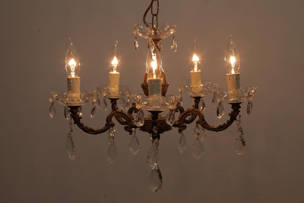 フランスビンテージ　ガラスドロップが優艶な青銅製の5灯シャンデリア(天井照明)