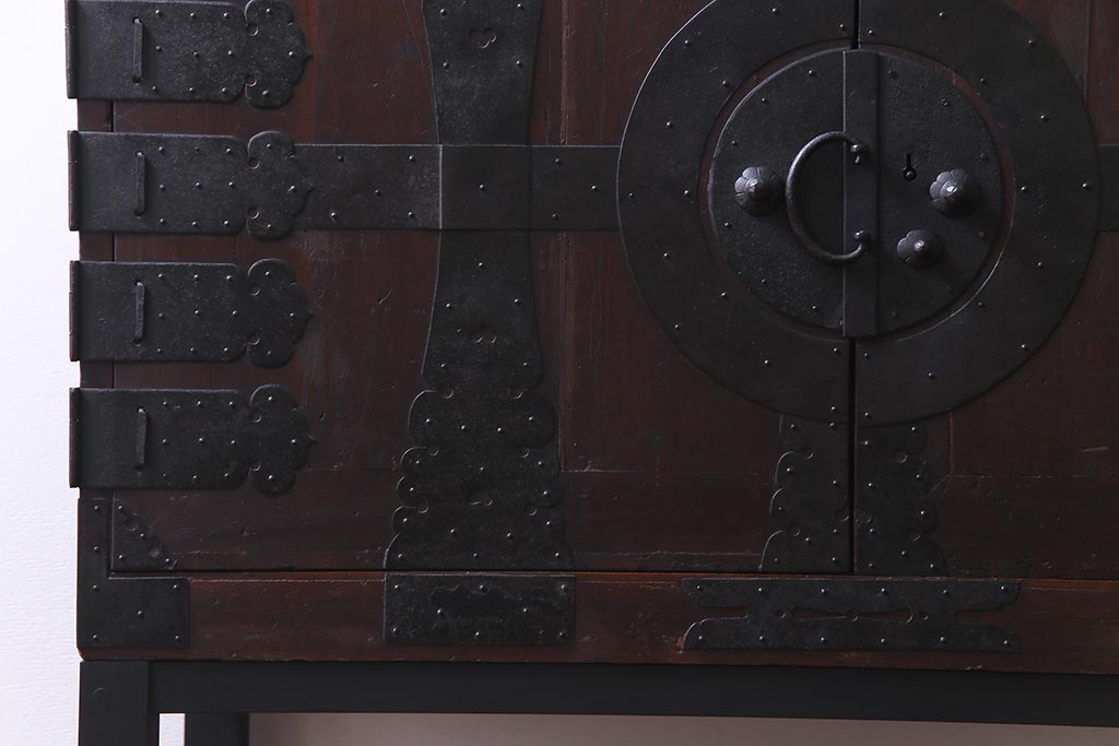 アンティーク家具　明治期　棚付き・観音開き戸　十字金具が魅力のリメイク箪笥サイドボード(収納棚)