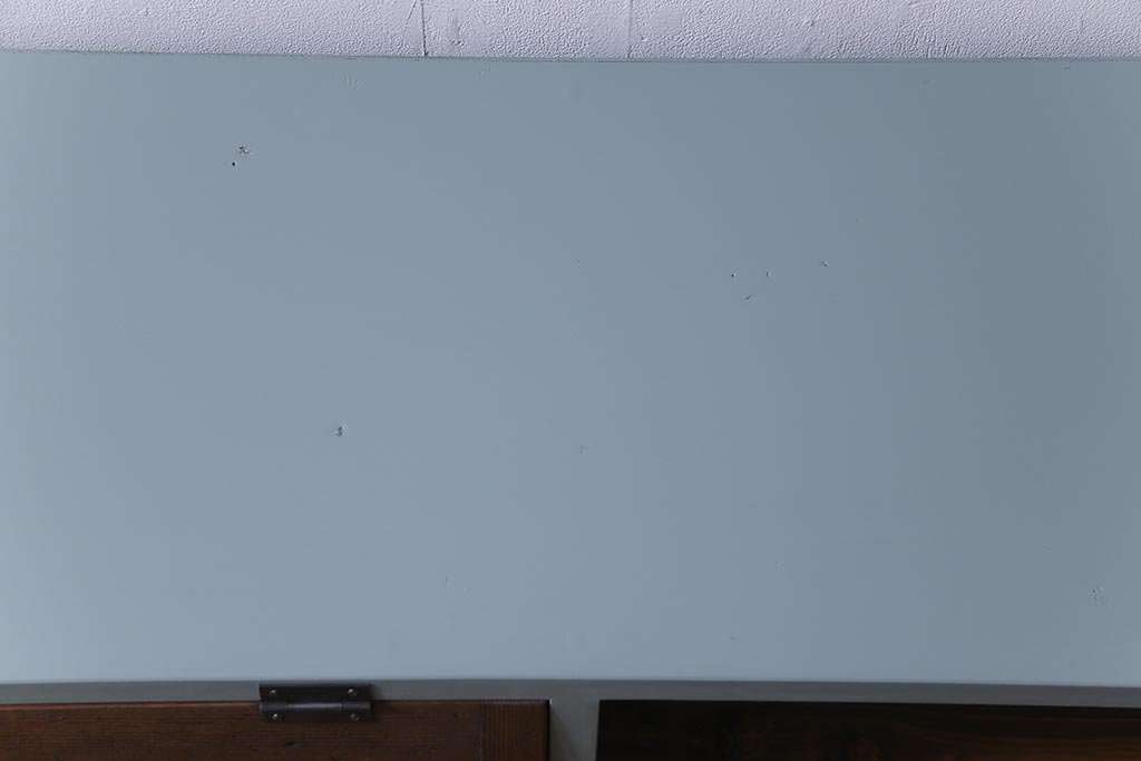 ラフジュ工房オリジナル　リメイク　ペイント家具　脚付き　明治期の松材が味わい深いパタパタ扉のリビングボード(下駄箱、収納棚、サイドボード、キャビネット)(R-034333)