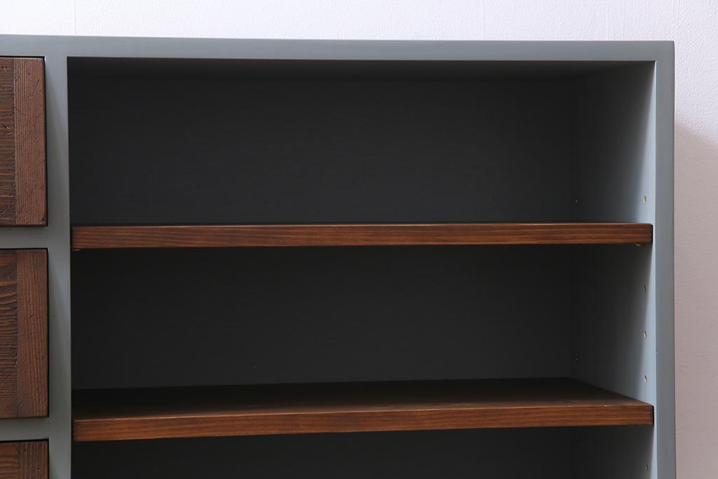 ラフジュ工房オリジナル　リメイク　ペイント家具　脚付き　明治期の松材が味わい深いパタパタ扉のリビングボード(下駄箱、収納棚、サイドボード、キャビネット)(R-034333)
