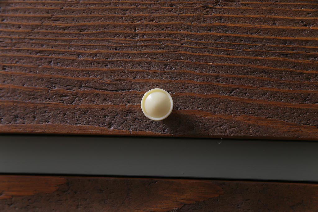 ラフジュ工房オリジナル　リメイク　ペイント家具　脚付き　明治期の松材が味わい深いパタパタ扉のリビングボード(下駄箱、収納棚、サイドボード、キャビネット)(R-034333)