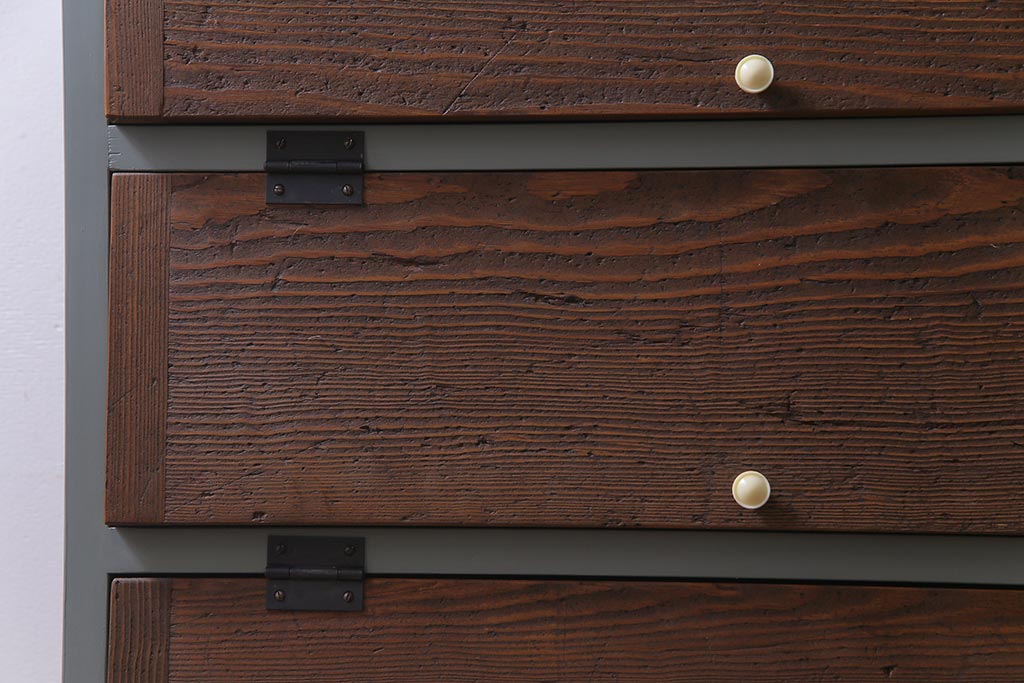ラフジュ工房オリジナル　リメイク　ペイント家具　脚付き　明治期の松材が味わい深いパタパタ扉のリビングボード(下駄箱、収納棚、サイドボード)