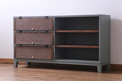ラフジュ工房オリジナル　リメイク　ペイント家具　脚付き　明治期の松材が味わい深いパタパタ扉のリビングボード(下駄箱、収納棚、サイドボード、キャビネット)(R-034333)