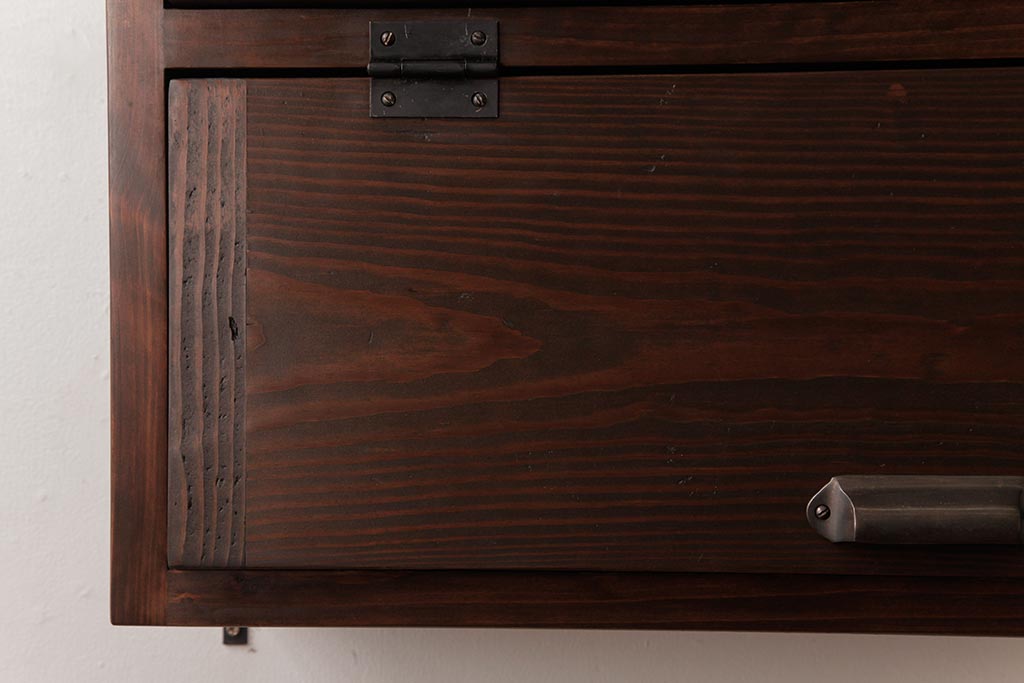 ラフジュ工房オリジナル　古い木の味わいが楽しめるパタパタ扉の壁掛け収納棚(ウォールシェルフ)(1)