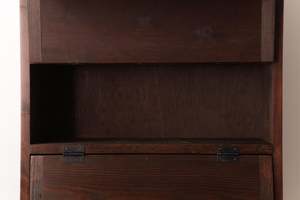 ラフジュ工房オリジナル　古い木の味わいが楽しめるパタパタ扉の壁掛け収納棚(ウォールシェルフ)(1)