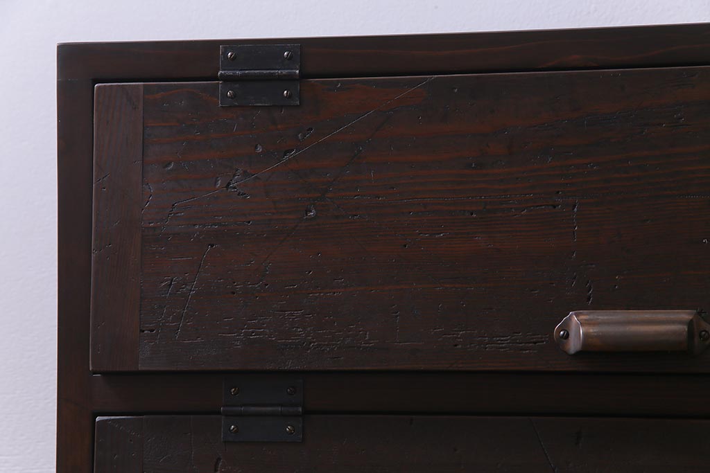 ラフジュ工房オリジナル　リメイク家具　脚付き　明治期の松材が味わい深いパタパタ扉のリビングボード(下駄箱、収納棚、サイドボード)