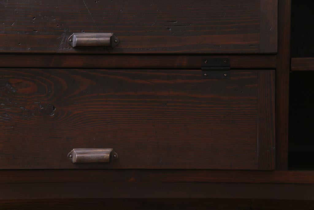 ラフジュ工房オリジナル　リメイク家具　脚付き　明治期の松材が味わい深いパタパタ扉のリビングボード(下駄箱、収納棚、サイドボード)