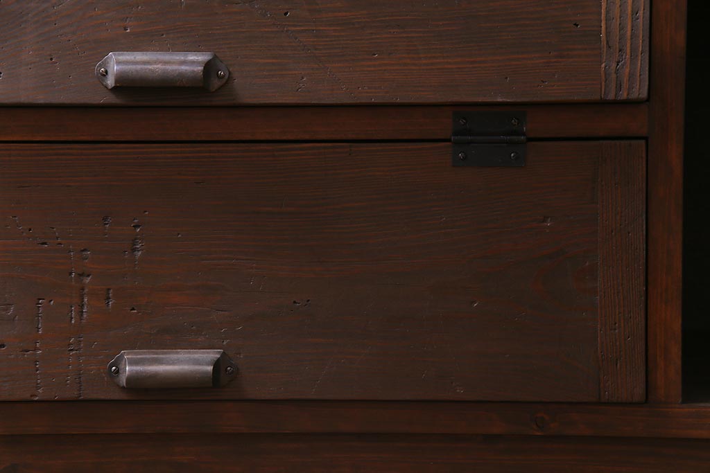 ラフジュ工房オリジナル　リメイク家具　明治期の松材が味わい深いパタパタ扉のリビングボード(下駄箱、収納棚、サイドボード)(1)