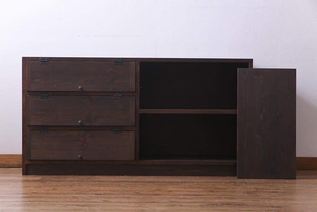 ラフジュ工房オリジナル　リメイク家具　明治期の松材が味わい深いパタパタ扉のリビングボード(下駄箱、収納棚、サイドボード)(2)