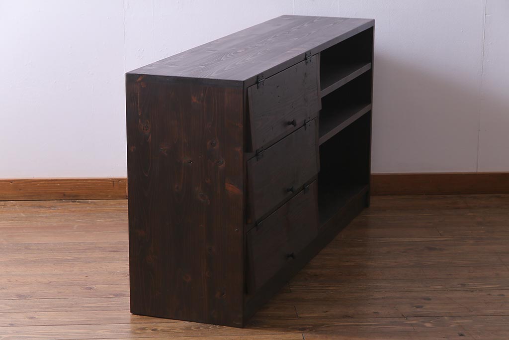 ラフジュ工房オリジナル　リメイク家具　明治期の松材が味わい深いパタパタ扉のリビングボード(下駄箱、収納棚、サイドボード)(2)