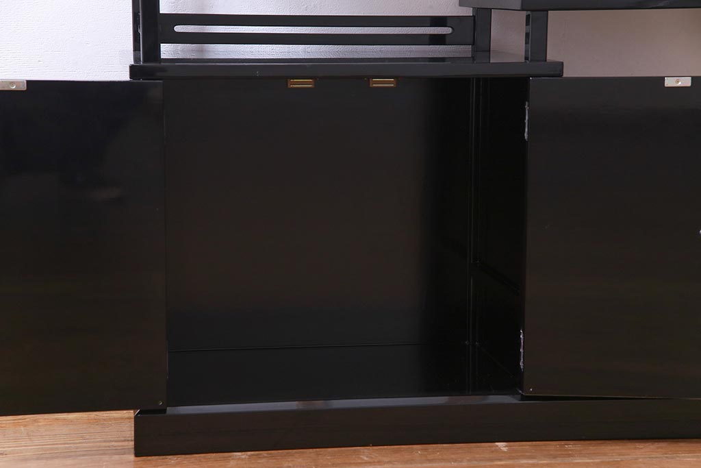 工芸品　本漆塗り　蒔絵　細部まで趣向が凝らされた輪島塗の茶棚(飾り棚、茶箪笥)(定価約300万円)