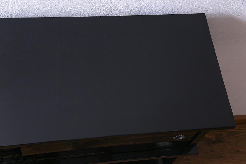 工芸品　本漆塗り　蒔絵　細部まで趣向が凝らされた輪島塗の茶棚(飾り棚、茶箪笥)(定価約300万円)