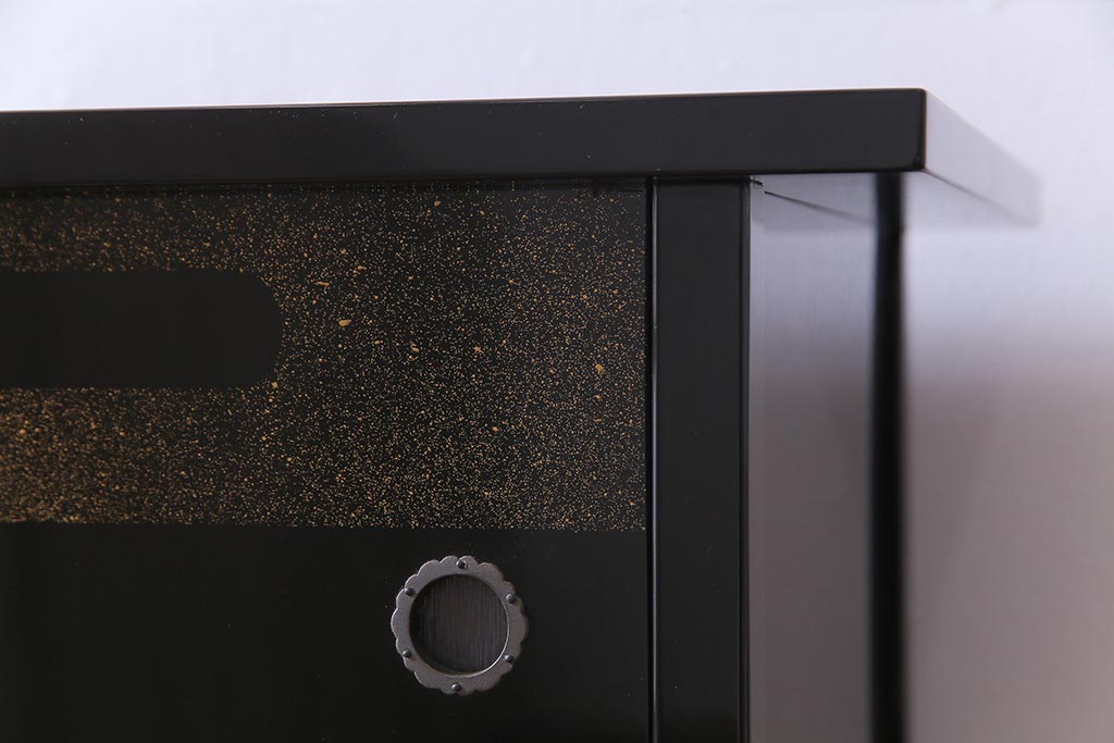 工芸品　本漆塗り　蒔絵　細部まで趣向が凝らされた輪島塗の茶棚(飾り棚、茶箪笥)(定価約300万円)