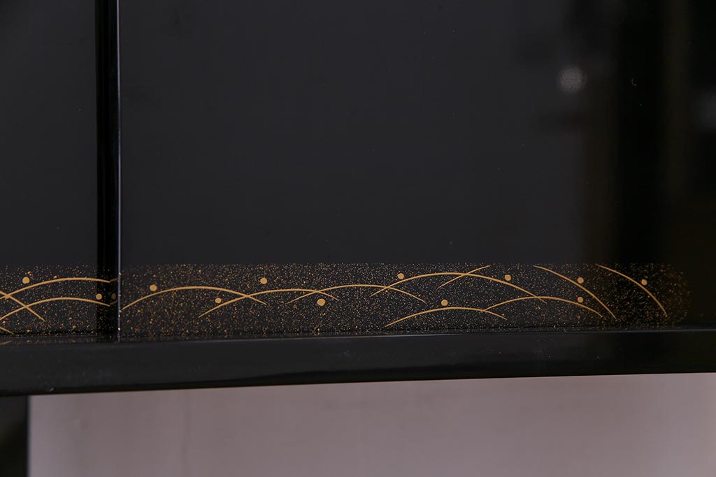 工芸品　本漆塗り　蒔絵　細部まで趣向が凝らされた輪島塗の茶棚(飾り棚、茶箪笥)(定価約300万円)
